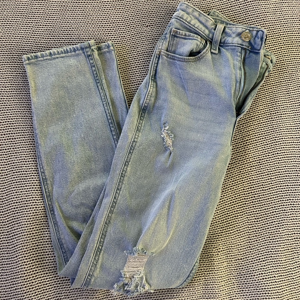 Hollister Ultra High Rise Mom Jeans – Size 0 Regular – Light Wash
